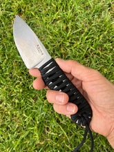 Load image into Gallery viewer, EDC Skinner Lite with Black Paracord
