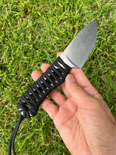 Load image into Gallery viewer, EDC Skinner Lite with Black Paracord
